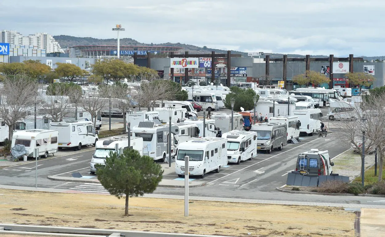 El rea municipal de caravanas en Murcia se desborda ante un